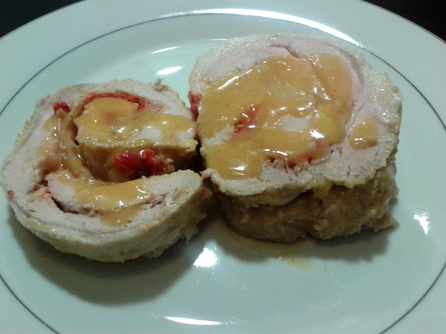 lomo relleno de tortilla y pimiento con salsa de naranja