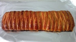 Hojaldre caramelizado relleno de bechamel jamon york y queso