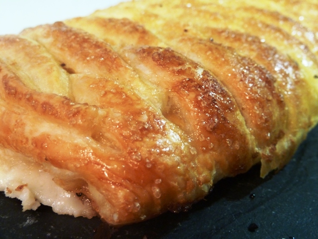 Hojaldre caramelizado relleno de jamón, bechamel y queso